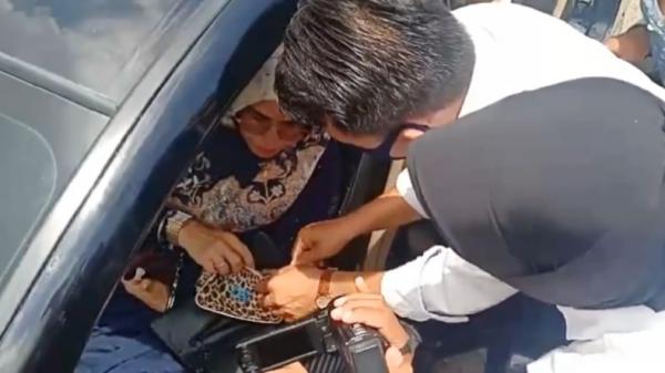 Polisi gerebek pasutri pengedar narkoba usai pulang kondangan (Agung Sulistyo/iNews)