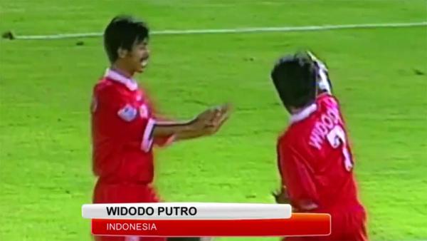 Striker Timnas Indonesia Widodo C Putro (kanan) merayakan golnya ke gawang Kuwait pada fase grup Piala Asia 1996 di Stadion Sheikh Zayed, Abu Dhabi, Uni Emirat Arab (UEA). (Foto: Twitter @MirrorFootball)