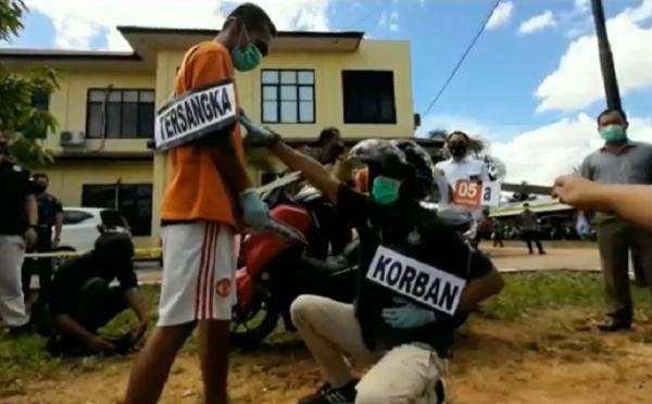 2- Pembunuhan istri di Singkawang Tersangka SL melakukan rekonstruksi pembunuhan istrinya DP di halaman Polres Singkawang, Selasa (8/9/2020). (iNews.id/Uun Yuniar)