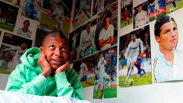 Kylian Mbappe remaja menghiasi dinding kamarnya dengan poster Cristiano Ronaldo. (Foto: Sportkeeda)