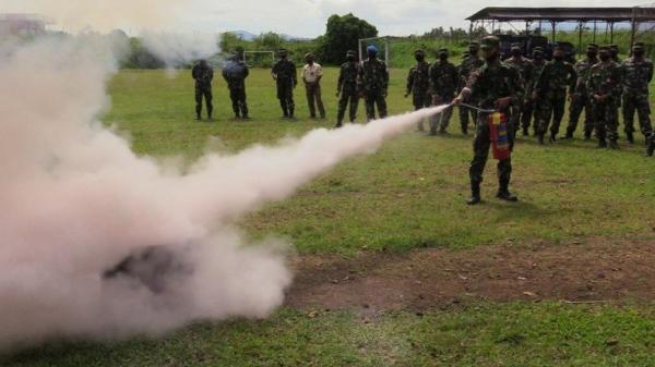 Kejari Kulonprogo musnahkan ribuan botol miras dan pil psikotropika. (foto: iNews.id/Kuntadi)