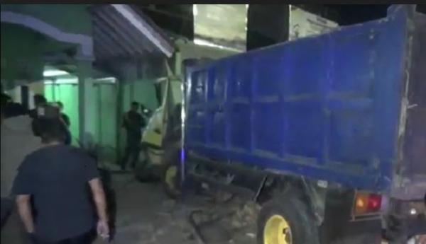 Truk berpelat nomor Z 9038 HE menyeruduk rumah warga di Pasangrahan Baru, Sumedang Selatan, Sumedang, Jawa Barat pada Selasa (8/9/2020) malam. (Foto iNews/Beben HVA).