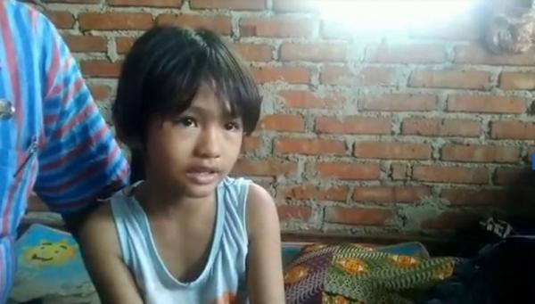 Nafisa Adelia, bocah delapan tahun yang mampu memanjat dinding rumahnya setinggi 4 meter dengan tangan kosong. (Foto: iNews/Suryono Sukarno)