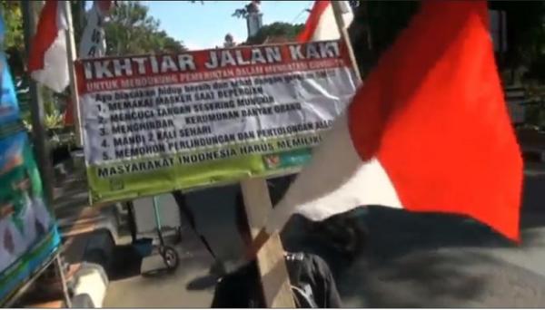 Warga Subang, Jawa Barat Uun Junaedi (59) nekat jalan kaki menuju DKI Jakarta untuk sosialisasi pencegahan Covid-19. (Foto iNews/Yudy Heryawan Juanda).