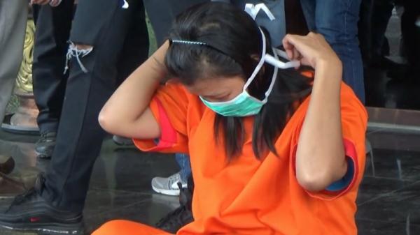 Leni, asisten rumah tangga yang mencuri perhiasan majikannya yang seorang polisi senilai Rp50 juta (Guntur/iNews)