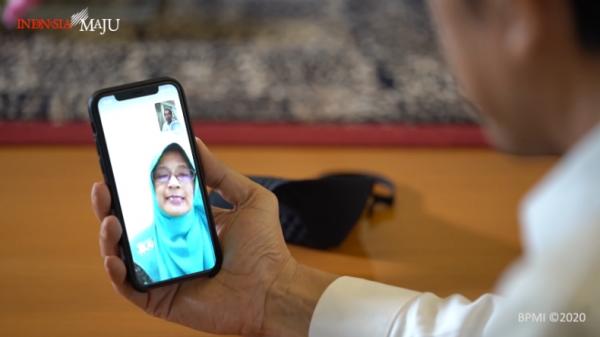 Presiden Jokowi-1 Presiden Joko Widodo (Jokowi) saat video call dengan Bu Rika, guru SMP di Padang, Sumbar (Repro/Youtube Setkab)