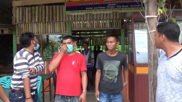 Kakak adik pelaku pengeroyokan terhadap sopir truk di Padang, Sumbar (Budi Sunandar/iNews)