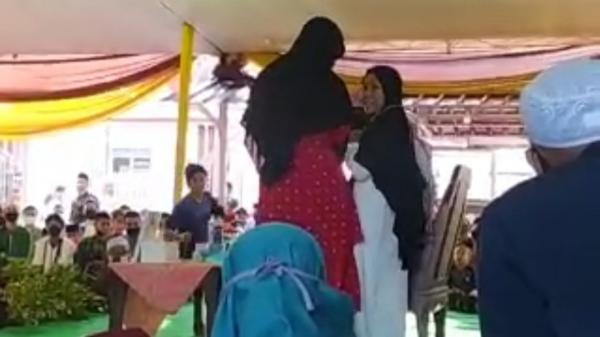 Detik-detik saat penusukan terhadap Syekh Ali Jaber di Bandarlampung. (Foto: ist)