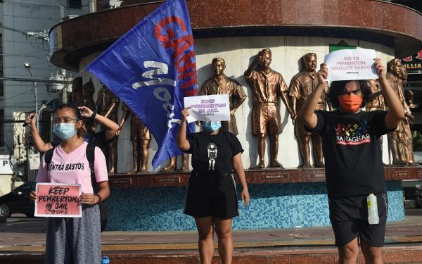 Demonstrasi kelompok HAM dan LGBT mengecam keputusan pemerintah Filipina mengampuni dan memulangkan marinir AS pembunuh perempuan transgender. (foto: AFP)