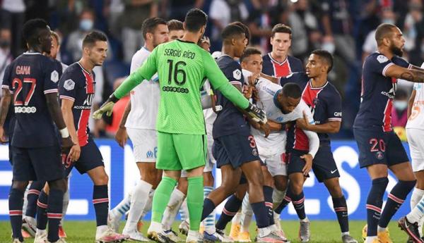 Laga PSG vs Marseille di Stadion Parc de Princes, Senin (14/9/2020) dini hari WIB diwarnai insiden kericuhan antar pemain (Foto: AFP)