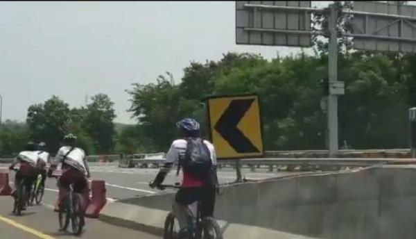 sepeda Video sekelompok sepeda masuk Jalan Tol Jagorawi, Bogor, Jawa Barat viral di media sosial. (Foto tangkapan layar).