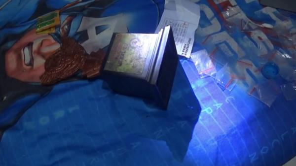 Sabu-sabu yang disimpan pelaku di dalam piala (Budi Sunandar/iNews)