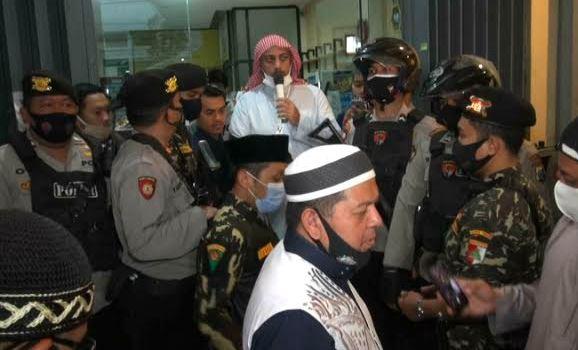 17- syekh ali jaber Pendakwah Syekh Ali jaber mendapat pengamanan maksimal saat isi kajian di Masjid Khadijah Kota Malang, Kamis (17/9/2020). (Foto: iNews/Deni Irwansyah)