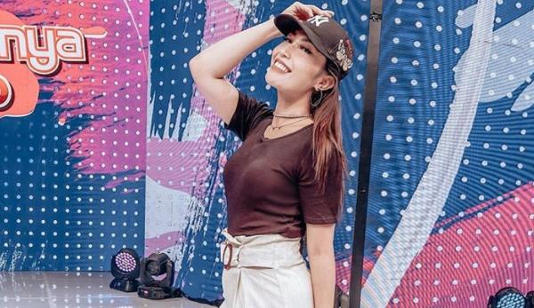 Artis cantik aktif di TikTok, Ayu Dewi. (Foto: YouTube)