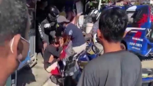 Polisi hentikan angkot yang dikemudikan pelaku curanmor di Padang, Sumbar (Budi Sunandar/iNews)