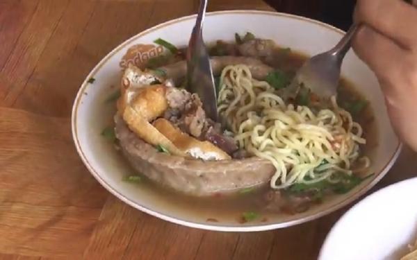 Bakso mangkok buatan Dwi Lestari warga  Piyungan, Bantul. (Foto: iNews/Trisna Purwoko)