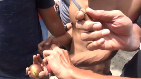 Pencuri Pisau dan buah yang diamankan dari pelaku pencurian bernama Andre di Padang (Budi Sunandar/iNews)