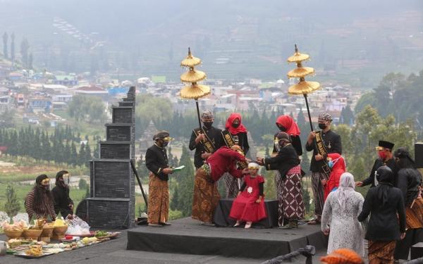 Begini Tradisi Potong Rambut Gimbal di Dieng Culture Festival 2020