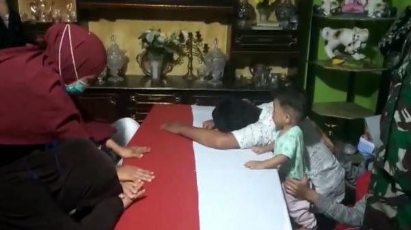 Keluarga Serka Sahlan menyambut kedatangan jenazah korban. (Foto: iNews/Ichsan Anshari).