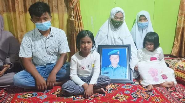 Keluarga Serka Sahlan menunggu kedatangan jenazah. (Foto: iNews/Ichsan Anshari).