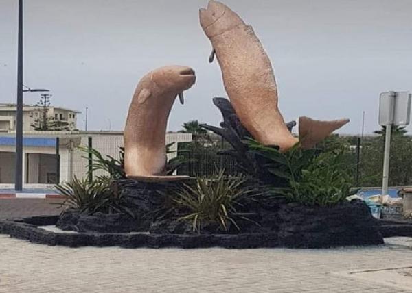 Sepasang patung ikan berwarna persik memicu kontroversi masyarakat karena menganggapnya mirip penis. (foto: Dailymail)