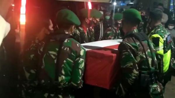 Prajurit TNI membawa jenazah Serka Sahlan ke rumah duka. (Foto: iNews/Ichsan Anshari).