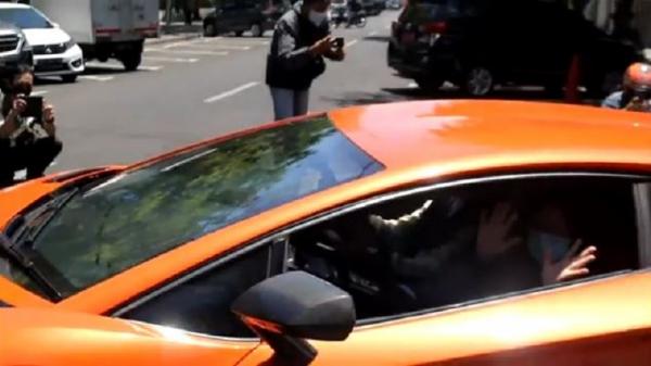 Wali Kota Surabaya Tri Rismaharini2 Wali Kota Surabaya Tri Rismaharini diajak keliling balai kota dengan mobil Lamborghini milik Melvin Tenggara, salah satu crazy rich Surabaya, Sabtu (19/9/2020). (Foto: iNews/Rahmat Ilyasan)