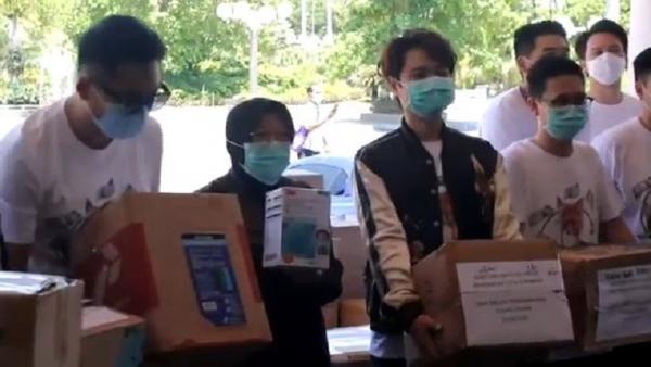 Wali Kota Surabaya Tri Rismaharini 3 Wali Kota Surabaya Tri Rismaharini bersama para crazy rich Surabaya yang datang membawa bantuan APD untuk penanganan Covid-19, Sabtu (19/9/2020). (Foto: iNews/Rahmat Ilyasan)