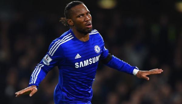 6 Didier Drogba Didier Drogba (keempat kiri) membelikan cincin emas bertabur berlian dan safir kepada rekannya di Chelsea usai menjuarai Liga Champions 2012. (Foto: Mirror)