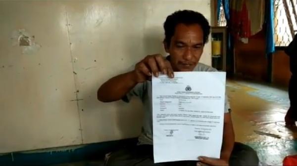 Ayah korban pencabulan oknum polisi memperlihatkan surat pelaporan kasus. (Foto: iNews/Uun Yuniar).