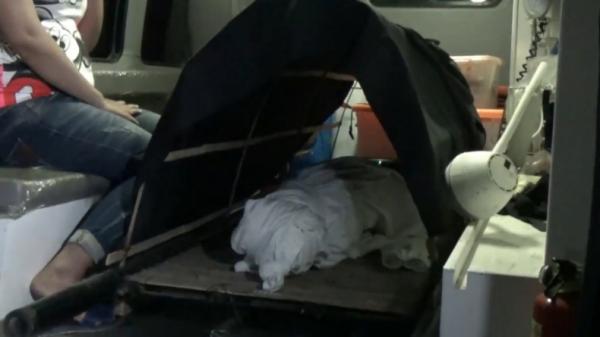 PSK menangis usai dimasukan ke ambulans berisi pocong (Iskandar Nasution/iNews)