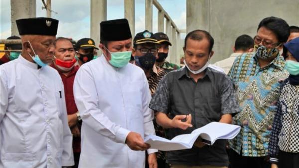 Herman Deru-1 Gubernur Sumatera Selatan Herman Deru meninjau pembangunan SMK Negeri Batumarta (Humas Pemprov Sumsel)