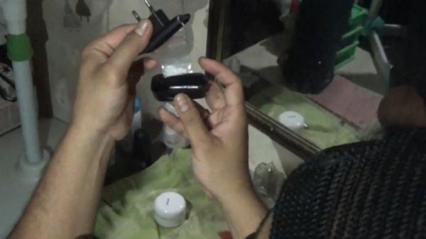 IRT Sabu-2 Ibu rumah tangga di Padang ditangkap polisi karena simpan sabu di dalam charger ponsel (Budi Sunandar/iNews)