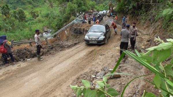 Jalan longsor Ruas jalan Padang, Sumbar menuju Medan, Sumut di Kelok Tusiang, Kawasan Pasar Palupuah, Nagari Pasia Laweh, Kabupaten Agam sempat ditutup total karena jalan terban akibat tanah longsor (Wahyu Sikumbang/iNews)