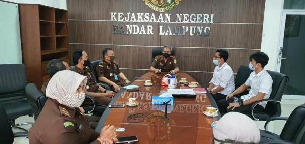 penyidik Polresta Bandar Lampung melakukan pelimpahan tahap pertama yakni berkas penyidikan kasus penusukan terhadap Syekh Ali Jaber ke Kejaksaan Negeri (Kejari) Bandar Lampung, Senin (21/9/2020). (Foto; ist).