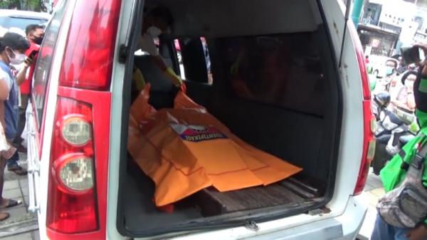 mayat Petugas mengevakuasi jenazah nenek yang ditemukan hampir membusuk di rumahnya di Padang (Budi Sunandar/iNews)