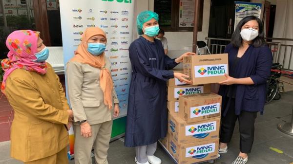 mnc peduli 2 MNC Peduli menyerahkan bantuan kepada 5 puskesmas di Jaksel.
