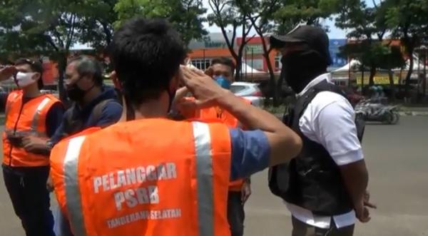 Tangkapan layar pelanggar protokol kesehatan virus corona (Covid-19) di Tangsel yang dikenakan sanksi sosial berupa hormat, Selasa (22/9/2020).