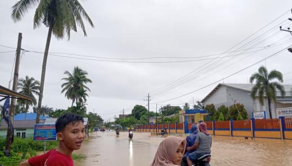 Belasan desa di enam kecamatan di Kabupaten Aceh Barat Daya, direndam banjir, Rabu (23/9/2020). (Foto: iNews/BNPB)