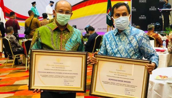 Direktur Utama Perumda Air Minum Kota Padang Direktur Utama Perumda Air Minum Kota Padang Hendra Pebrizal menerima penghargaan dari Wali Kota Padang Mahyeldi Ansharullah. (Foto: Humas Perumda Air Minum)