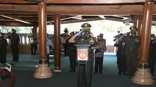 Pangdam IV/Diponegoro Mayjen TNI Bhakti Agus Fadjari memimpin penghormatan secara militer saat ziarah di makam Presiden RI ke-2 RI, Soeharto di Astana Giribangun. (Foto: Dok Pendam IV/Diponegoro)