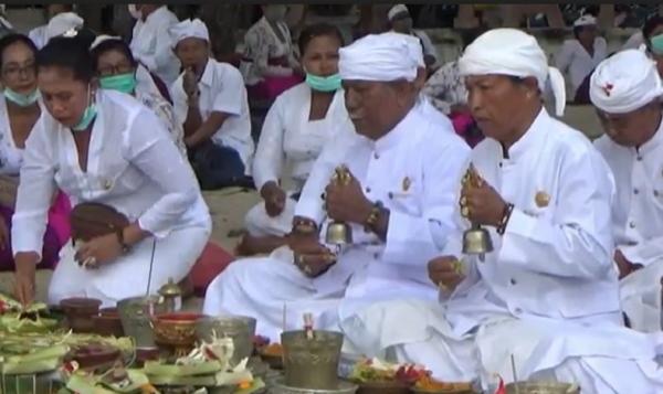 Pemuka agama Hindu di Bali memimpin upacara. (iNews.id/Bagus Alit)