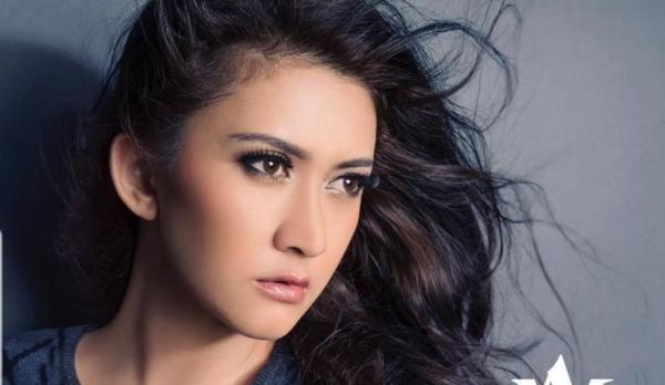 Artis Indonesia punya belahan dagu alami, Nafa Urbach.