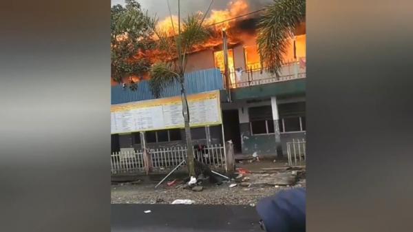 Kebakaran terjadi di Gedung Madrasah Tarbiyah Islamiyah Agam, Sumbar (Wahyu Sikumbang /iNews)