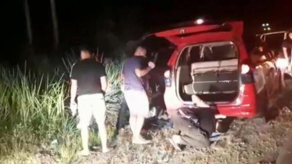 Pasutri sabu Polisi menggeledah mobil yang ditumpangi pasutri asal Padang, Sumbar (Budi Sunandar/iNews)