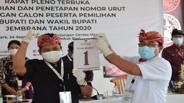 pengundian nomor urut jembrana 2020 Pasangan I Made Kembang Hartawan - I Ketut Sugiasa yang didukung PDI Perjuangan dan Partai Hanura mendapat nomor urut 1, Kamis (24/9/2020) (Foto : KPU Jembrana)