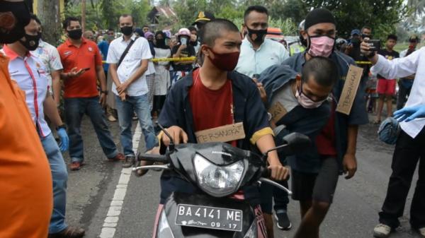 Rekonstruksi kasus pengeroyokan di Payakumbuh, Sumbar (Agung Sulistyo/iNews)