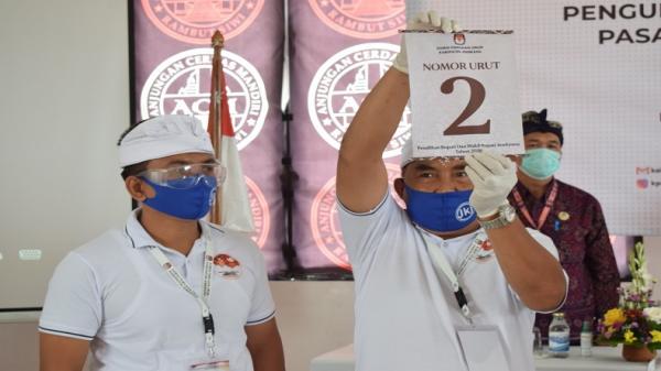 Tamba - Ipat di pengundian nomor urut I Nengah Tamba - I Gede Ngurah Patriana Krisna yang didukung Partai Golkar, Demokrat, Gerindra, PKB dan PPP, mendapat nomor urut 2, Kamis (24/9/2020). (Foto : KPU Jembrana)