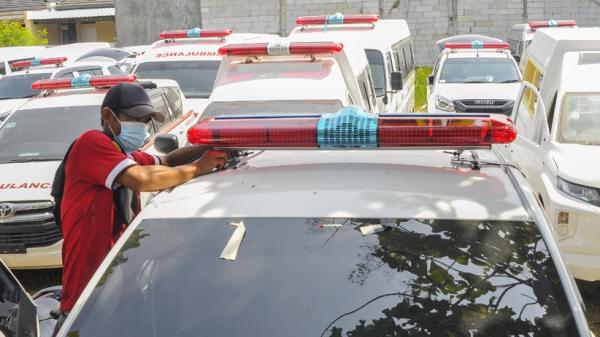 Ambulans di Palembang, Sumatera Selatan bawa seserahan pernikahan (Muhammad David/iNews)