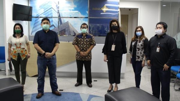 Ki-Ka: Sales & Distribution Group Head MNC Bank Veronika, Chief Network & Operations Officer MNC Bank Rasmoro Pramono Aji, Notaris Mayang Wahyu Wibawa, Direktur Funding Business MNC Bank Rita Montagna, Funding Product Group Head Imelda Kharisman, dan Branch Manager MNC Bank KC MNC Tower Benny berfoto bersama disela penarikan undian virtual Tabungan Arisan di Jakarta, Jumat (25/9/2020).